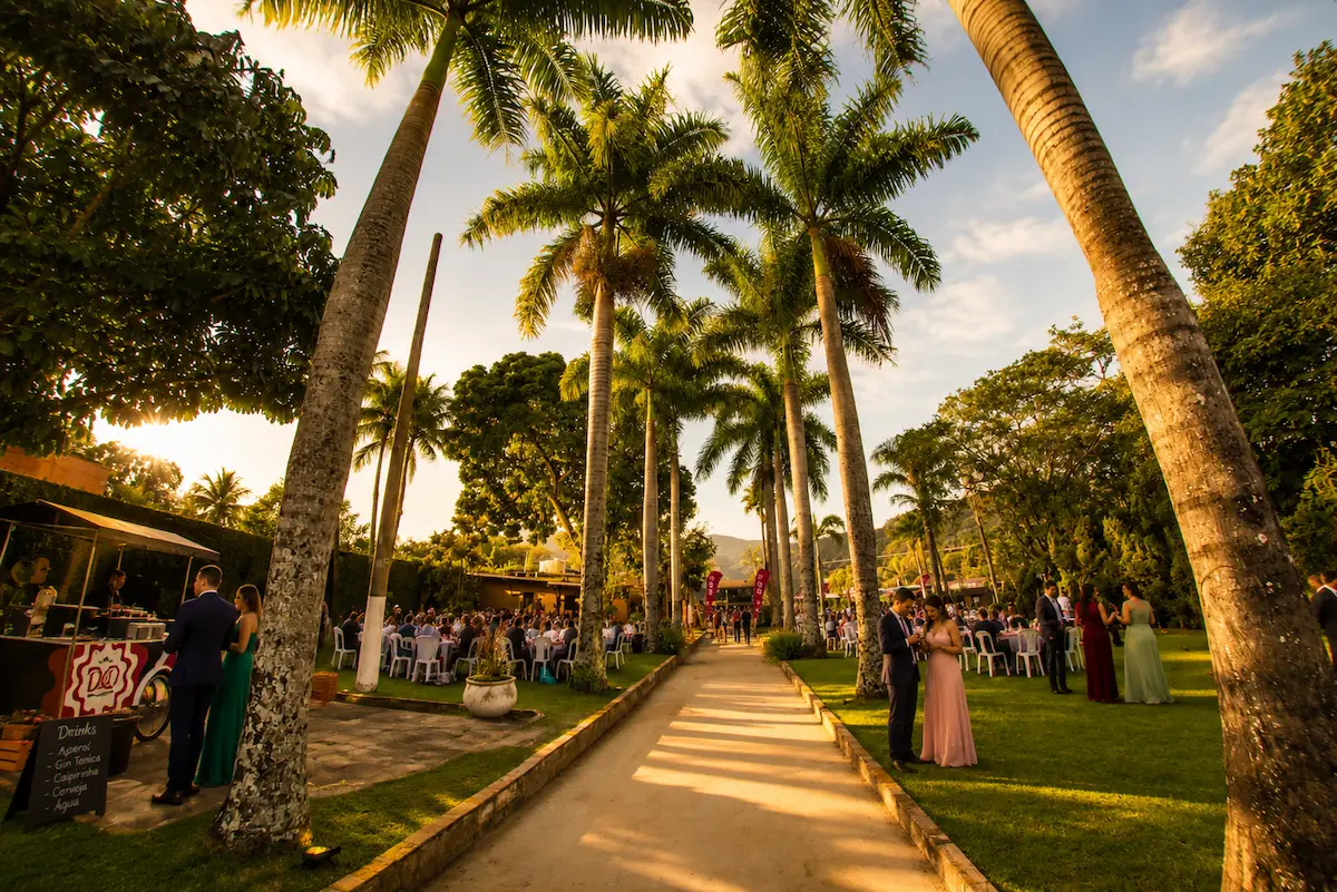 Festa de 15 anos ao entardecer entre as palmeiras